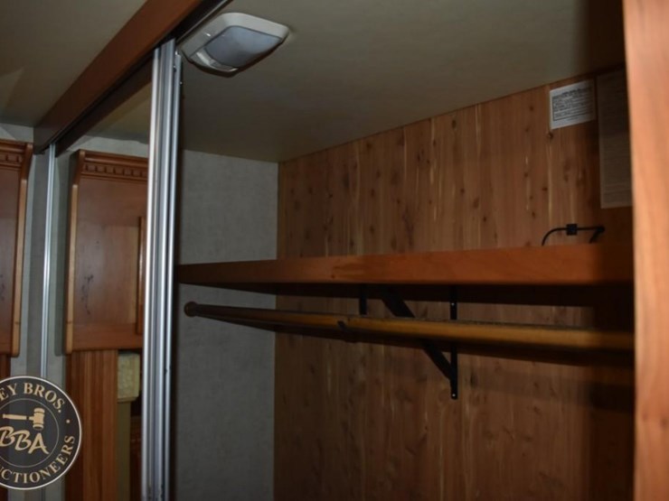 2006-thor-motor-coach-mandalay-40e-38083-image-88