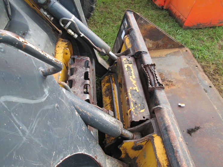 deere-323e-image-11
