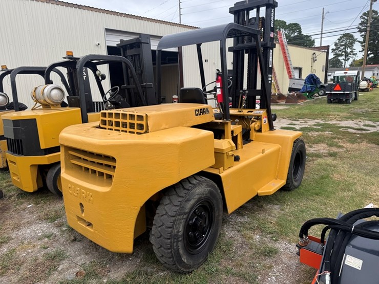 clark-12,000-lb-forklift-pnuematic-tire-dual-front-tires,-gas-engine,-manual-transmission-hours-u-image-3
