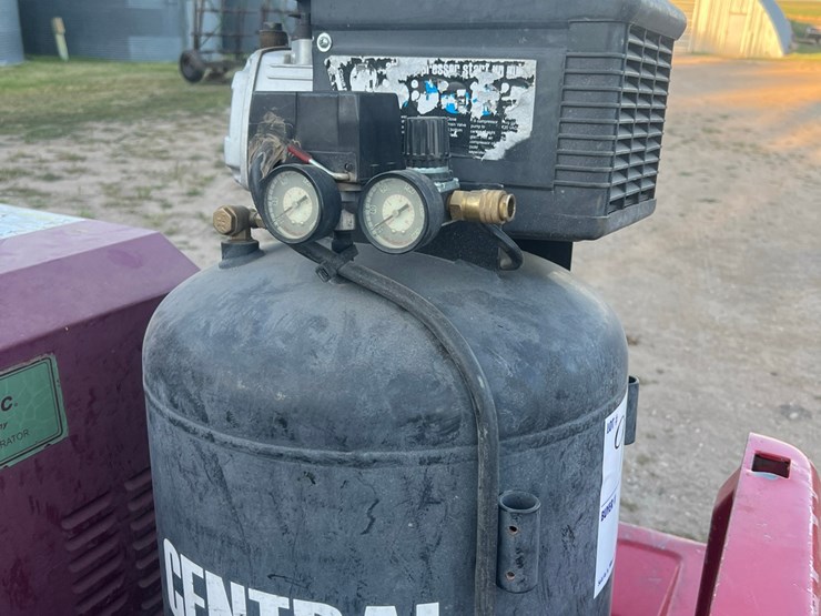 central-pneumatic-upright-air-compressor,-125-psi-image-6