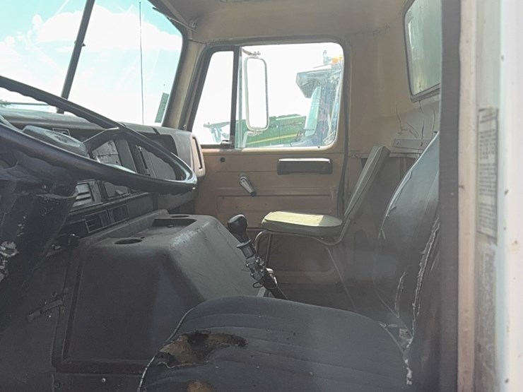 international-tri-axle-truck,-model-2200,--live-bottom,-detroit-diesel,-9-speed-manual,-roll-tarp-image-27