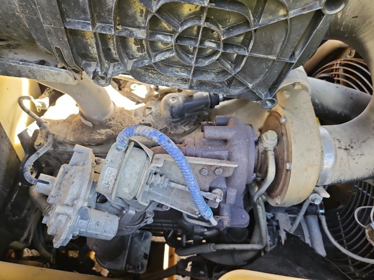 2022-caterpillar-440-image-25