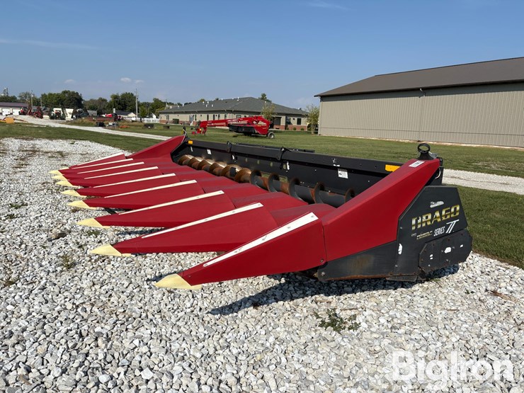 2013-drago-8r30-corn-head-image-1