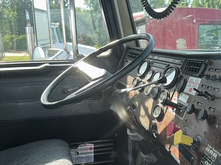 1988-peterbuilt-day-cab-semi,-300-hp-cat,-9-speed,-showing-650,544-image-13