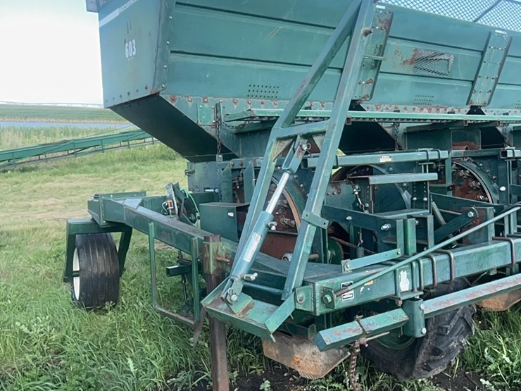 6-row-lockwood-model-603-accumatic-potato-planter-image-4