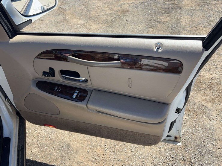 2000-lincoln-town-car-sedan-image-26