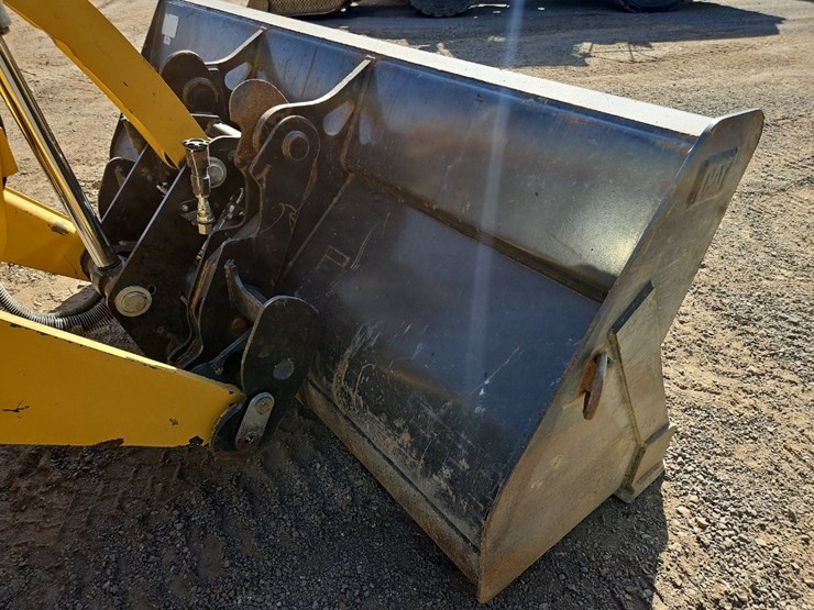 2022-caterpillar-440-image-10