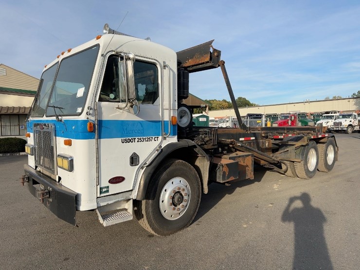 2002-peterbilt-320-image-1