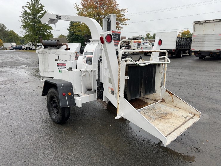 altec-tow-behind-wood-chipper-image-3