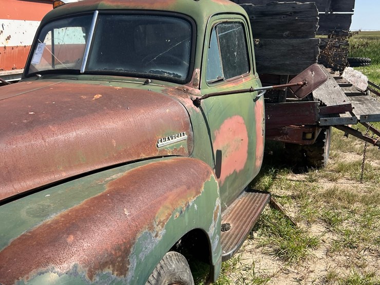 old-truck-from-early-50’s,-not-running-image-11