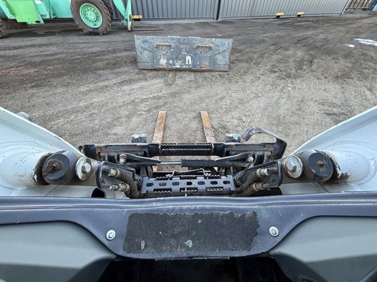 2022-bobcat-t740-image-21