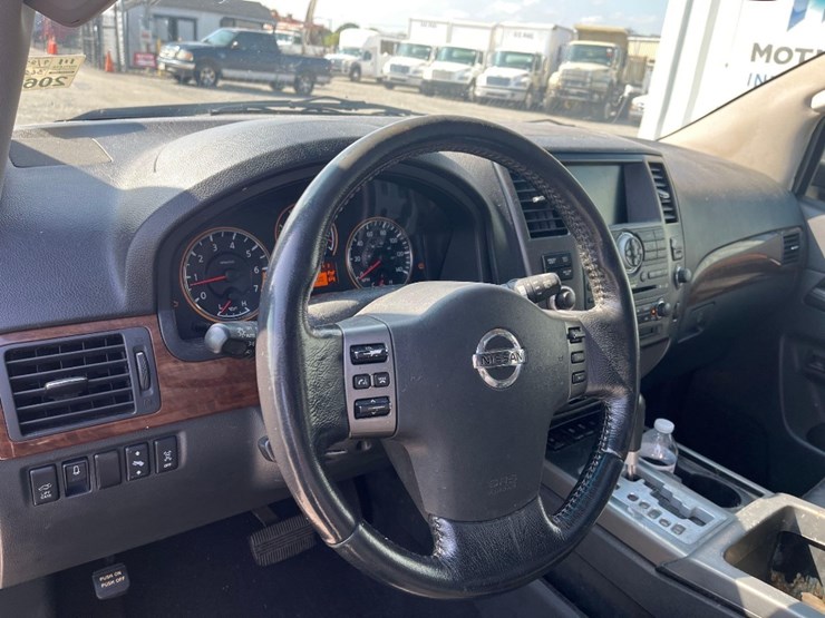 2012-nissan-armada-image-6