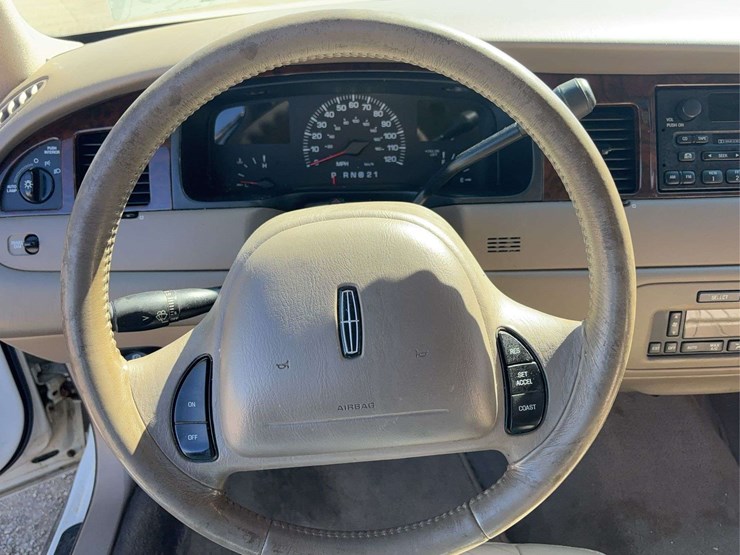 2000-lincoln-town-car-sedan-image-41