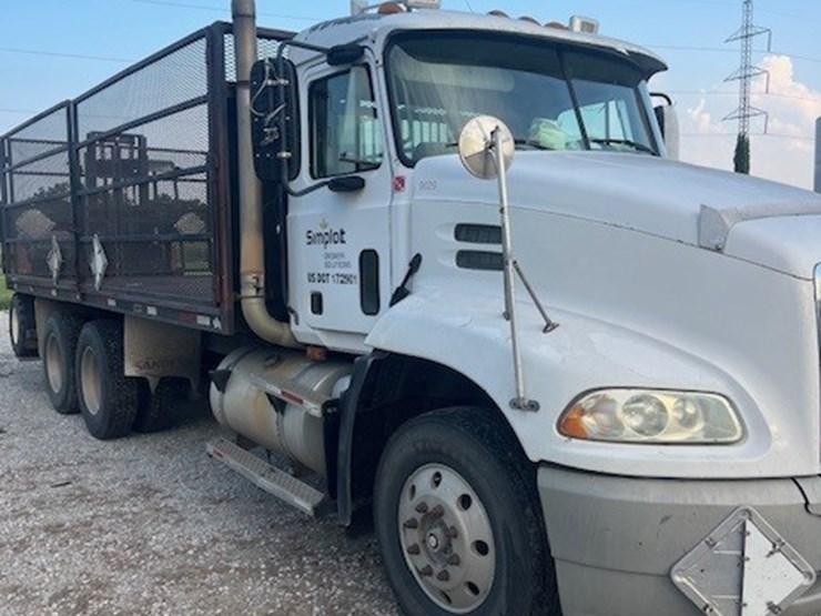 2000-mack-flatbed-truck-(dr12213-unit-9029)-image-1