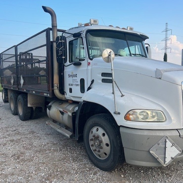 2000 Mack Flatbed Truck (DR12213 Unit 9029)