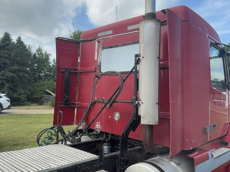 2004-volvo-day-cab-semi,-isx450-hpgm-volvo,-13-speed-manual,-22.5-tires-image-6