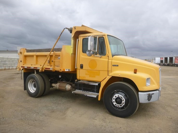 2004-freightliner-fl70-image-2