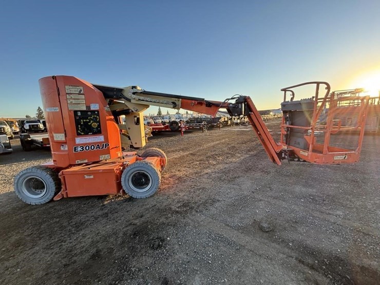 2016-jlg-e300ajp-image-7