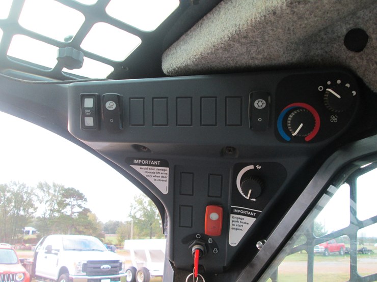 deere-323e-image-25