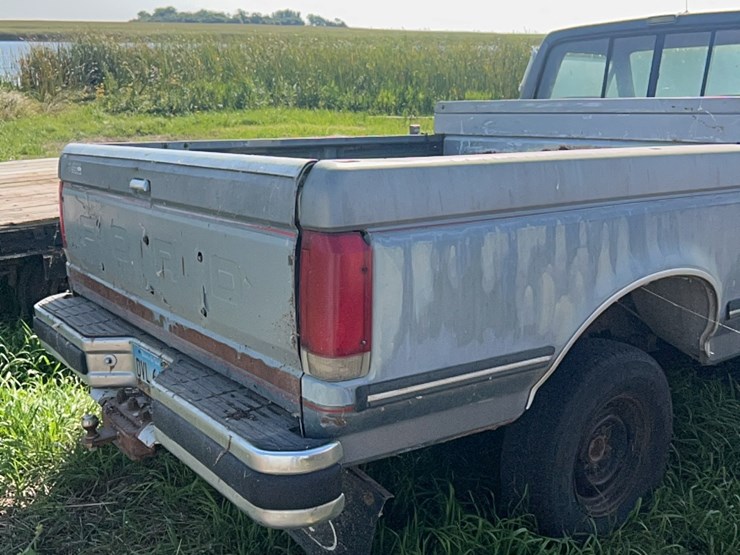 1987-ford-xlt-half-ton-lariat-four-wheel-drive-pick-up,-six-cylinder-gas,-lockouts,-believed-to-run,-didn’t-try-starting-it-image-21