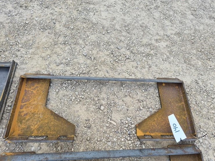 skid-steer-mounting-plate-image-1