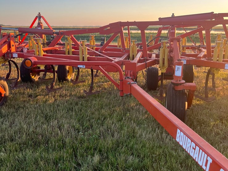 54’-bourgault-chisel,-12”-space,-heavy-harrows,-note:-hitch-slightly-bent-in-one-spot,-doesn’t-affect-performance-of-machine-as-hitch-is-floating.-image-6