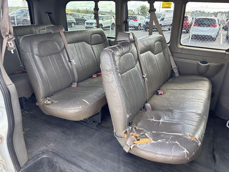 2011-gmc-savana-van-image-11