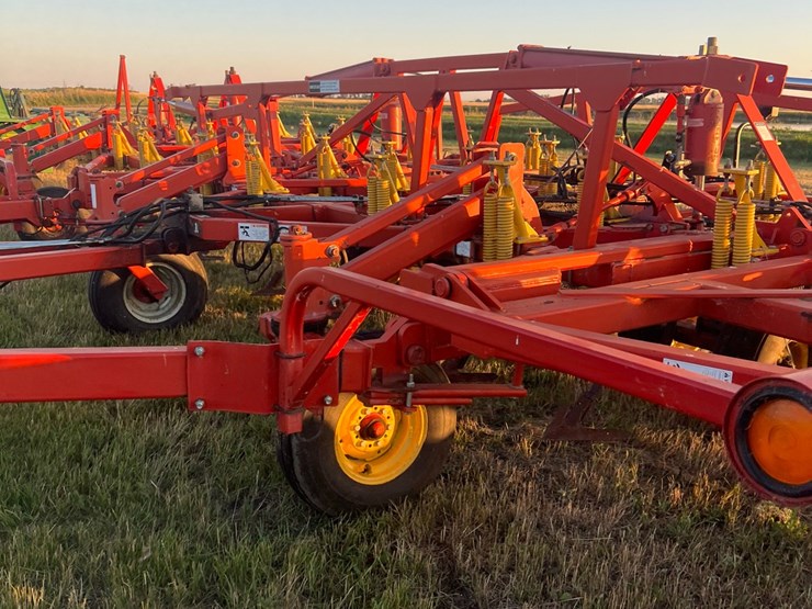 54’-bourgault-chisel,-12”-space,-heavy-harrows,-note:-hitch-slightly-bent-in-one-spot,-doesn’t-affect-performance-of-machine-as-hitch-is-floating.-image-15