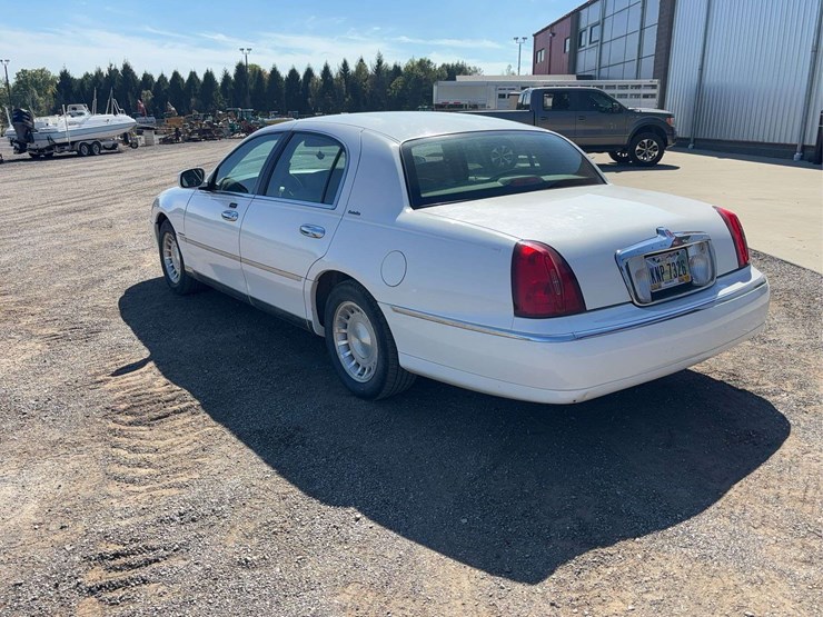 2000-lincoln-town-car-sedan-image-4