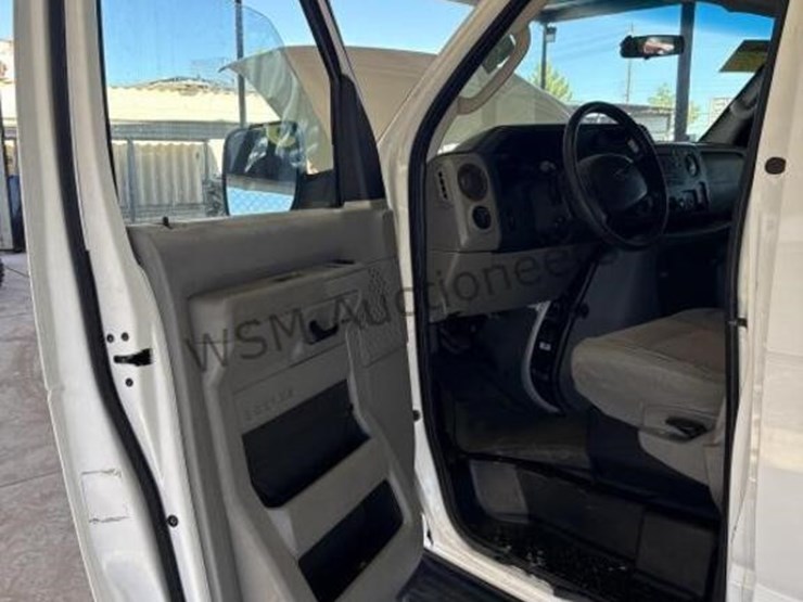 2009-ford-e350-image-25