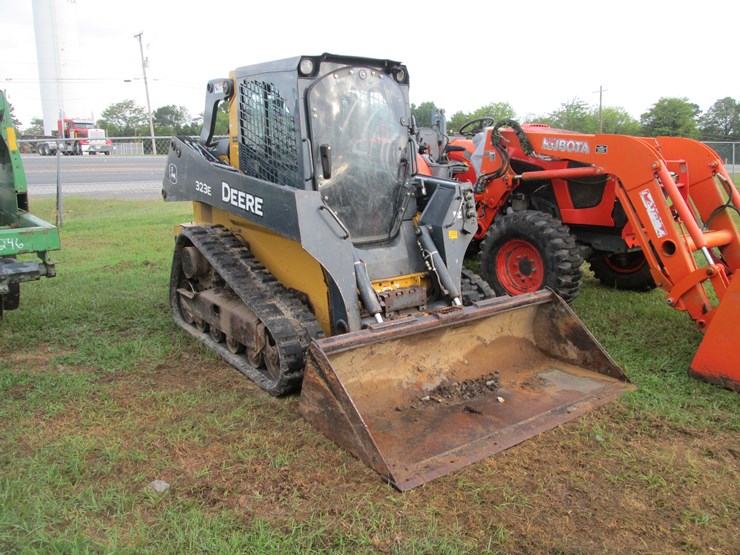deere-323e-image-2