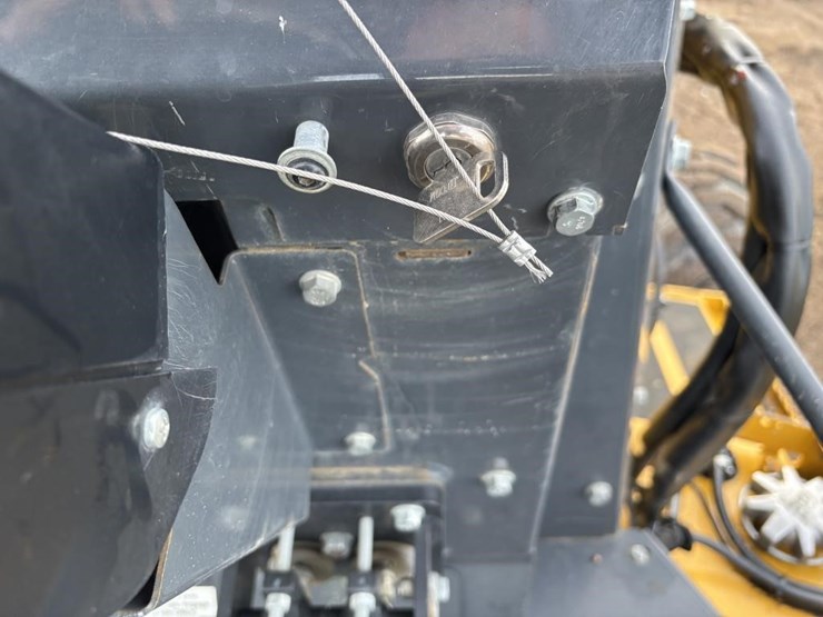 2019-deere-210l-image-33