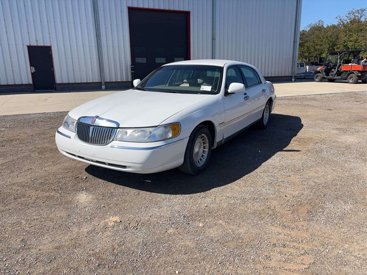 2000-lincoln-town-car-sedan-image-1