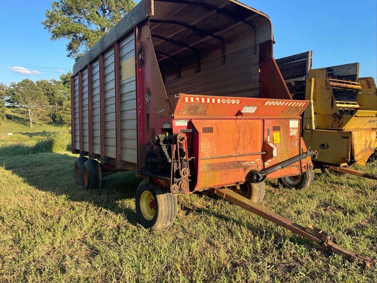 h&s-silage-box-on-knowles-tandem-running-gear-image-4