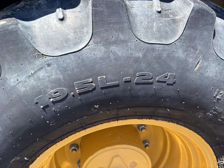 2019-deere-310l-ep-image-32