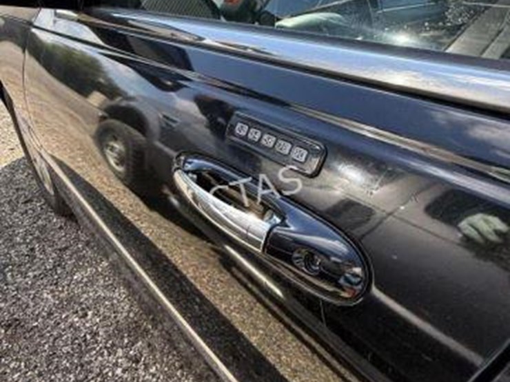 #208-•-2009-lincoln-town-car-signature-limited-image-11