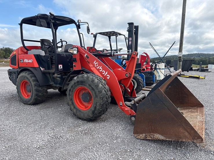 2021-kubota-r640-image-3