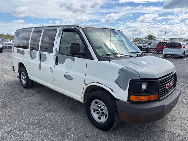 2011-gmc-savana-van-image-4