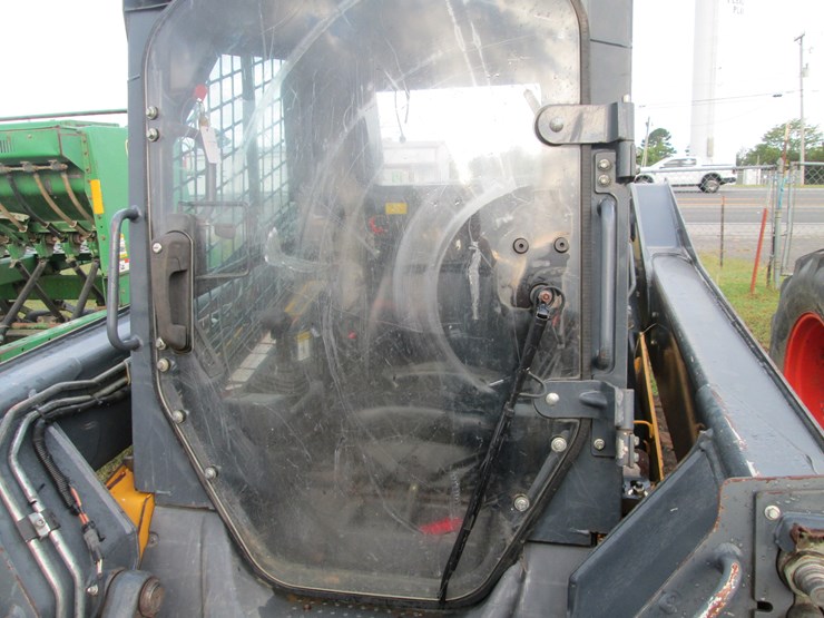 deere-323e-image-18