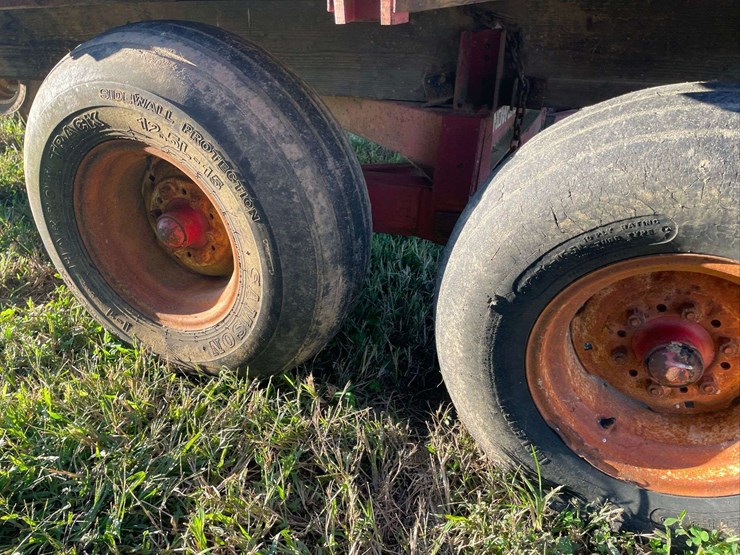 h&s-silage-box-on-knowles-tandem-running-gear-image-17