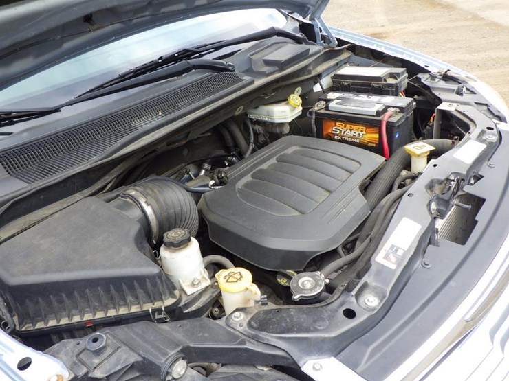 2013-chrysler-town-&-country-image-12