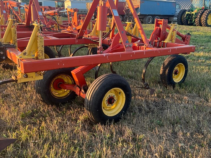 54’-bourgault-chisel,-12”-space,-heavy-harrows,-note:-hitch-slightly-bent-in-one-spot,-doesn’t-affect-performance-of-machine-as-hitch-is-floating.-image-25