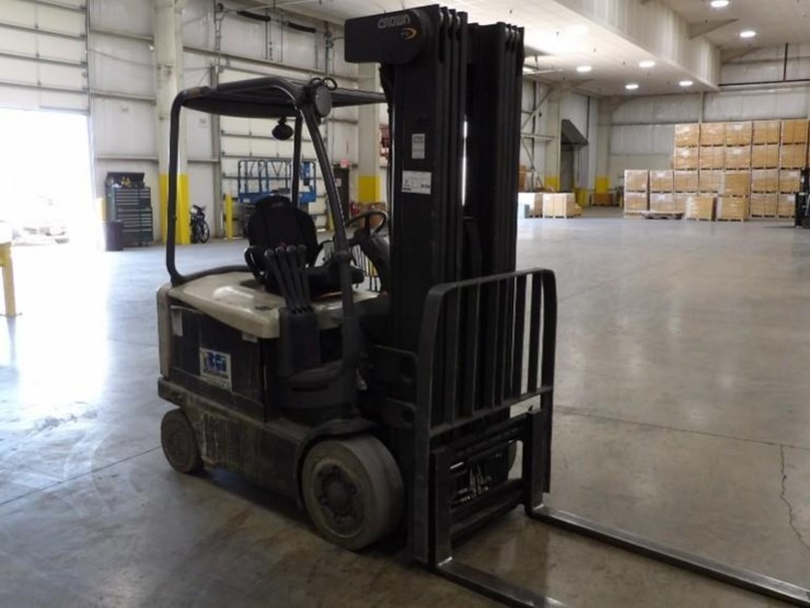 2015-crown-4500-5000lb-electric-warehouse-forklift-image-2