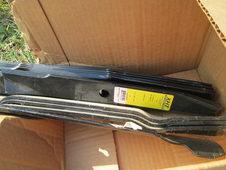 #29216-•-box-of-lawn-mower-blades-image-2