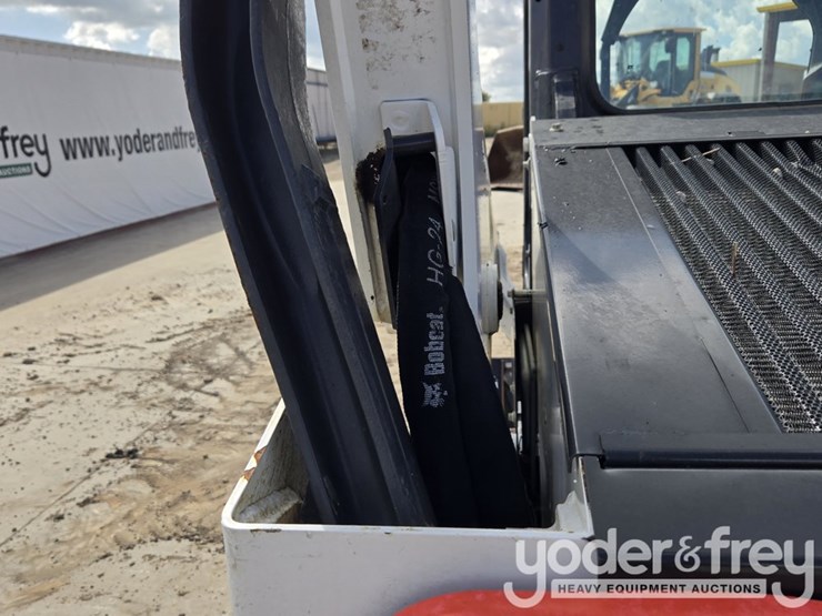 2022-bobcat-t76-image-32