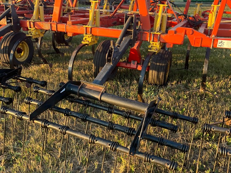 54’-bourgault-chisel,-12”-space,-heavy-harrows,-note:-hitch-slightly-bent-in-one-spot,-doesn’t-affect-performance-of-machine-as-hitch-is-floating.-image-36