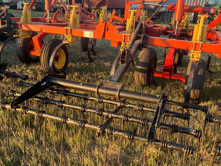 54’-bourgault-chisel,-12”-space,-heavy-harrows,-note:-hitch-slightly-bent-in-one-spot,-doesn’t-affect-performance-of-machine-as-hitch-is-floating.-image-44