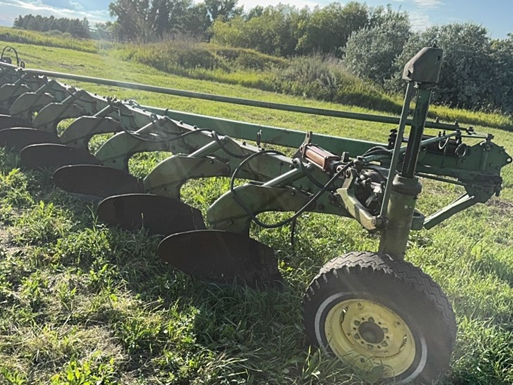 8-bottom-jd-plow,-hydraulic-shares-image-8