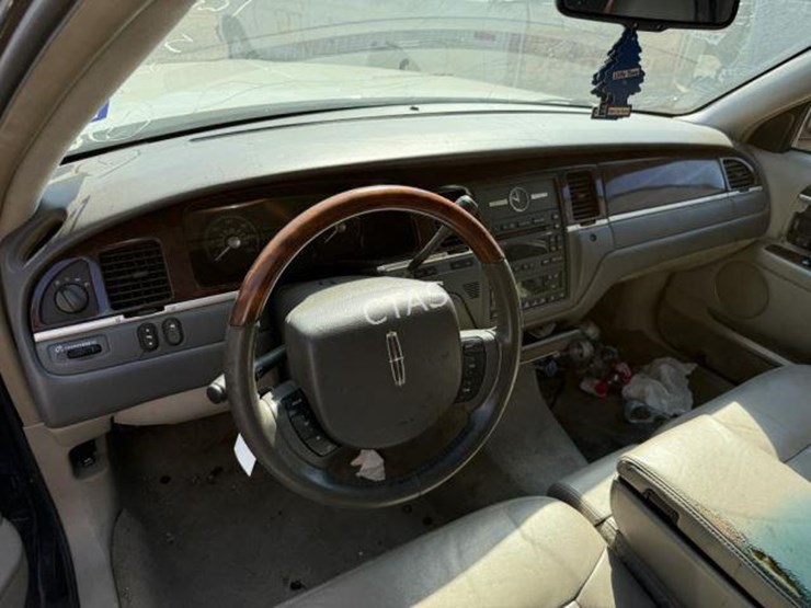 #208-•-2009-lincoln-town-car-signature-limited-image-15