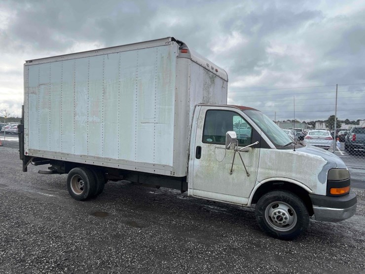 2004-gmc-14'-box-truck-image-4
